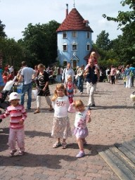 Ida, Johanna och “andra Johanna” framför muminhuset