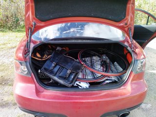 Cykel & portfölj. Bilen är tankad, packad & jag är glad på väg på konferens