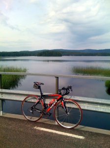 Cykel på bro över vatten Cykel på bro över vatten